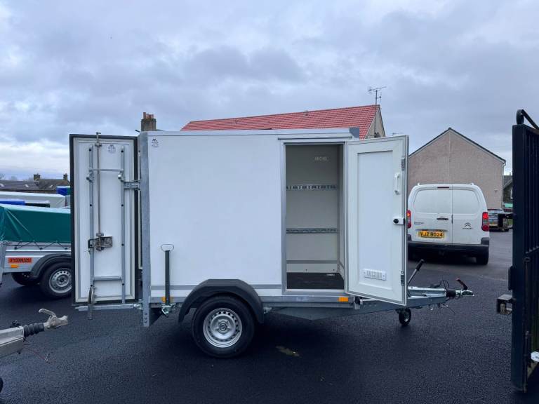 BRAND NEW 6,7FT X 5FT X 6FT SINGLE AXLE BOX TRAILER WITH DUO DOORS AND SIDE DOOR 1300KG BRAKED