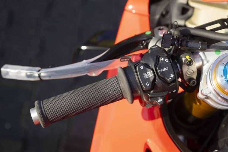  Ducati PANIGALE V4 BAUTISTA WORLD CHAMPIONSHIP REPLICA 11 Manual