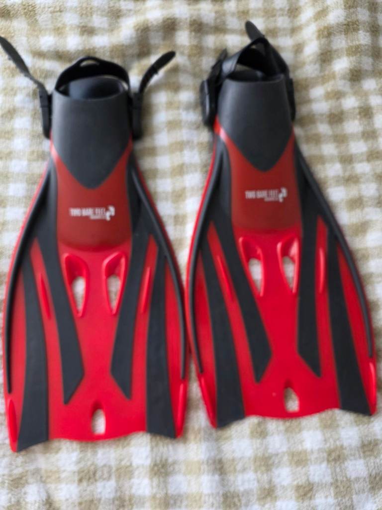 One Pair Red Two Bare Feet Snorkelling Fins S/M UK 4.5-8.5