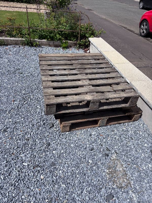 2 wooden pallets - FREE