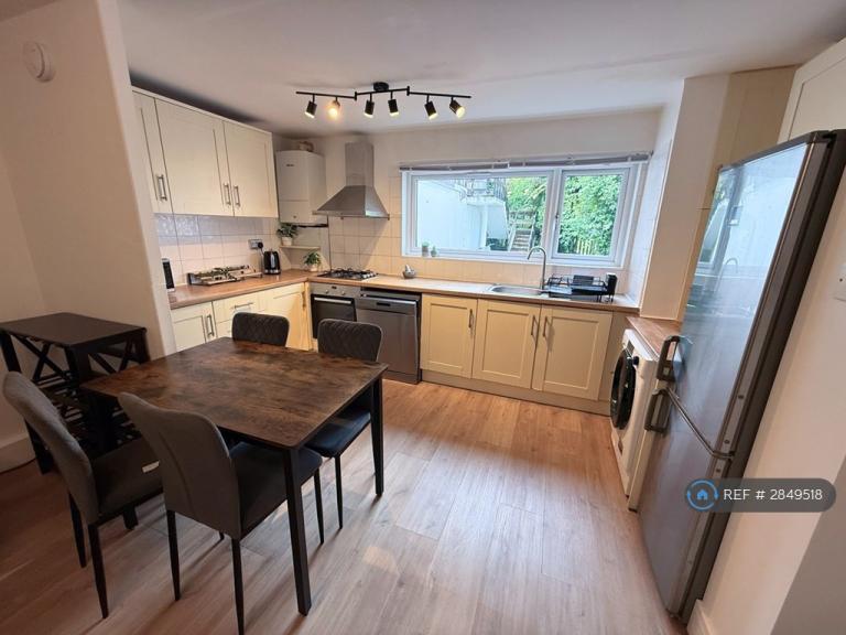 3 bedroom flat in St James's Lane, London, N10 (3 bed) (#2849518)