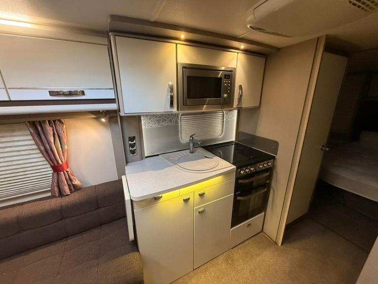2015 STERLING ECCLES SE SAPPHIRE - 4 BERTH CARAVAN 