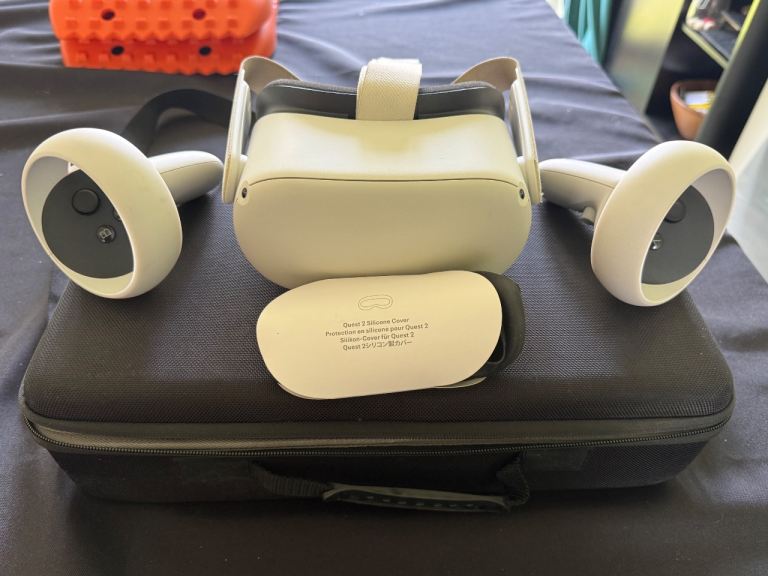 OCULUS META QUEST 2 VR HEADSET CONSOLE STAND ALONE VIRTUAL REALITY FACEBOOK IN TRAVEL CASE