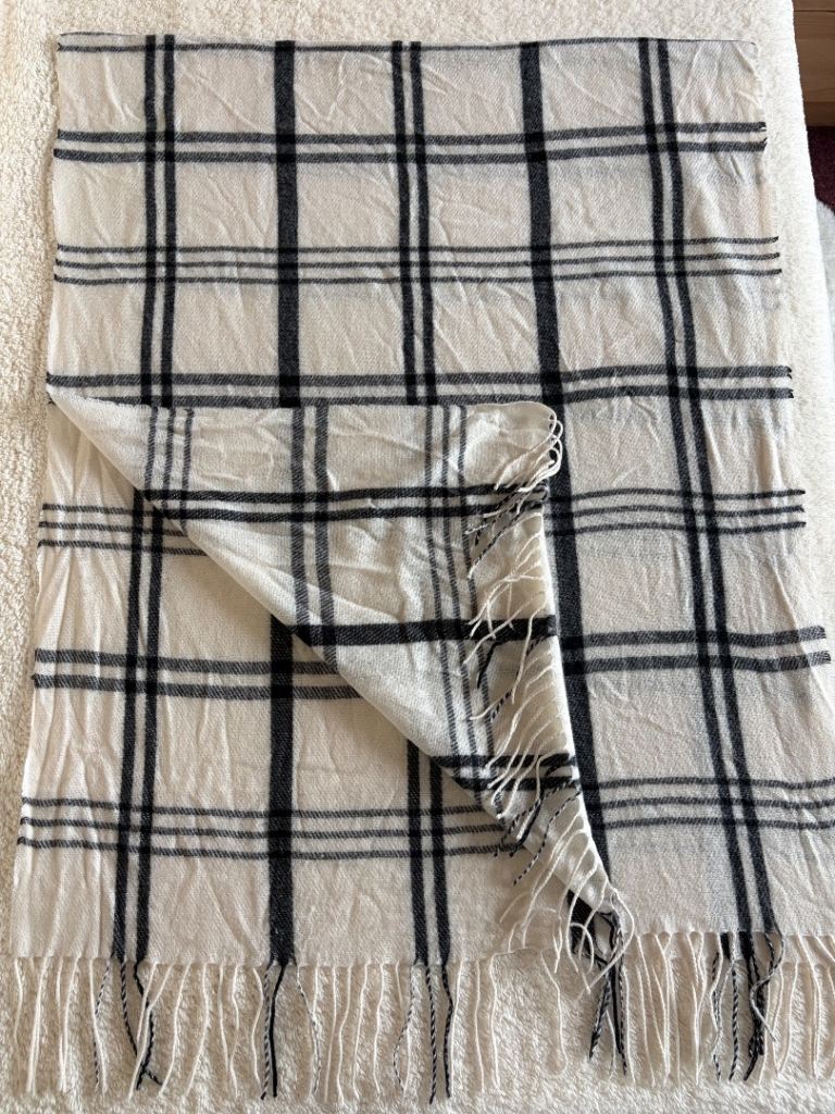 H&M Chequered Scarf white cream black 75x180cm Fringes Checked Pattern Wrap Shawl
