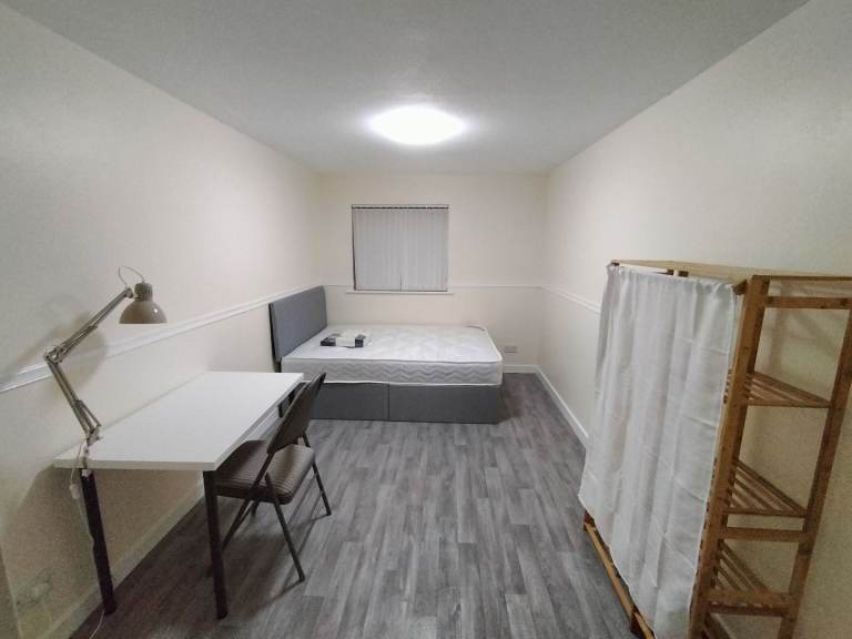 Spacious room near Springburn close to Strathclyde and GCU