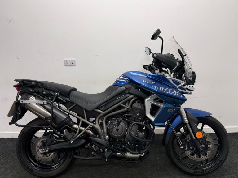 TRIUMPH TIGER 800 XRT ** CRASH BARS - CENTRE STAND - SPOTLIGHTS **