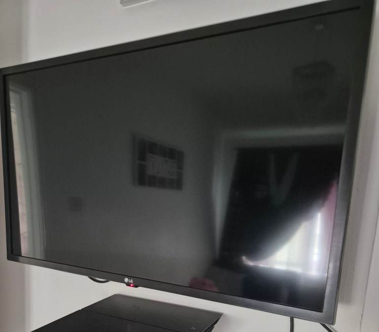  32 inch LG Smart TV – Black, Good Working Condition