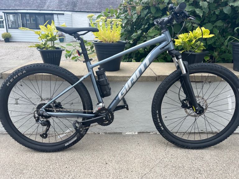 Giant Talon 2 27.5 Mountain Bike perfect condition