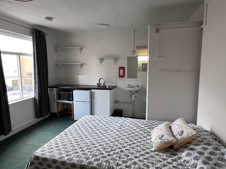 Lovely Room with own shower and mini kitchen 