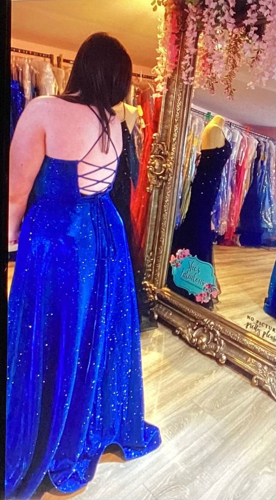 L@@k Ladies formal dress stunning blue size 14. Excellent condition