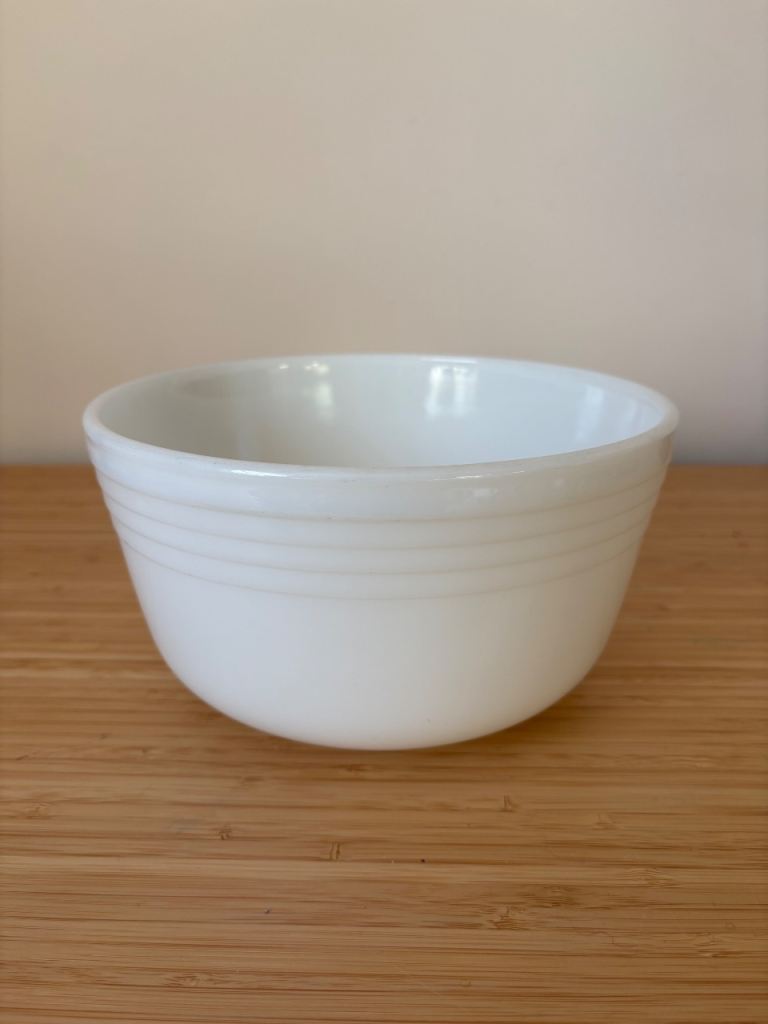 Vintage PYREX USA, 🇺🇸 Hamilton Beach, Mixing bowl, milky white.