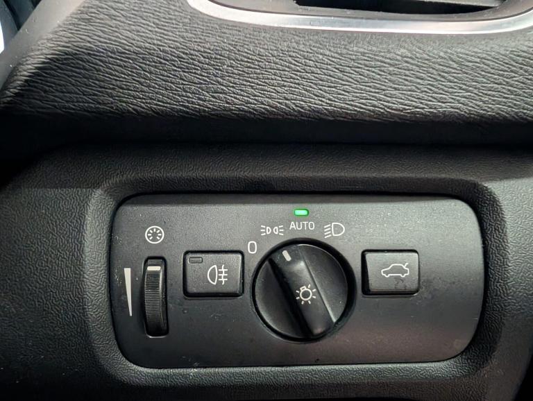 2019 Volvo V40 2.0 T2 GPF R-Design Nav Plus Euro 6 (s/s) 5dr HATCHBACK Petrol Manual