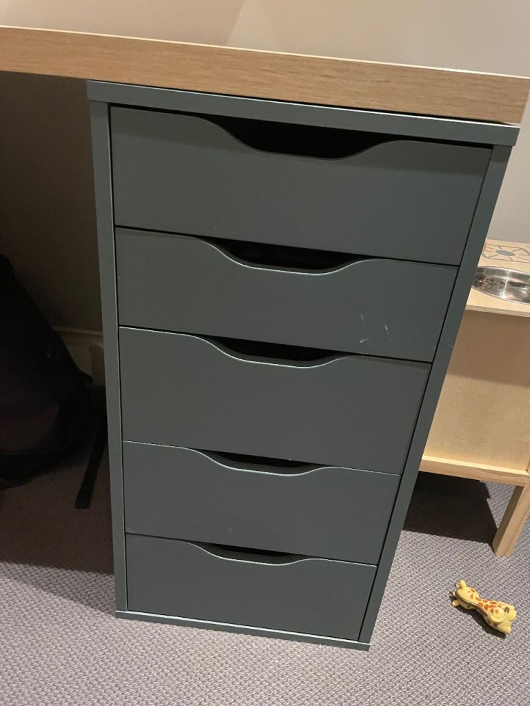 Kids desk - perfect condition and great quality - seats 2