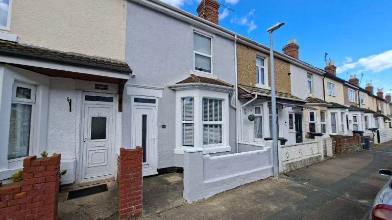 IMMACULATE 3 DOUBLE BEDROOM TOWN HOUSE WITH GARAGE, OFFERED FULLY FURNISHED