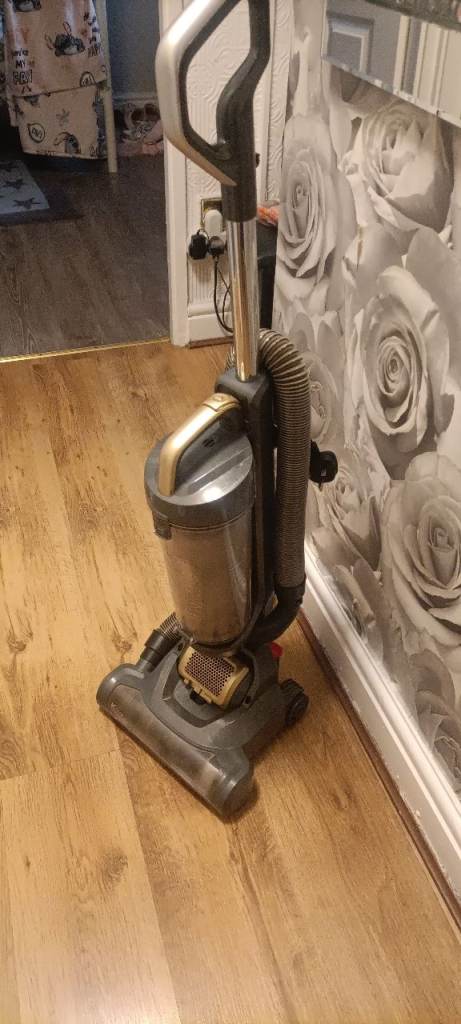 Upright twist hoover