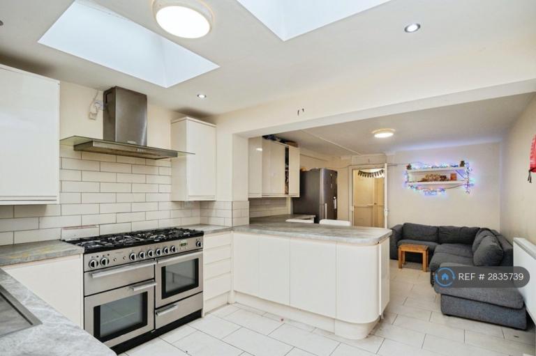 4 bedroom house in Grand Walk, London, E1 (4 bed) (#2835739)