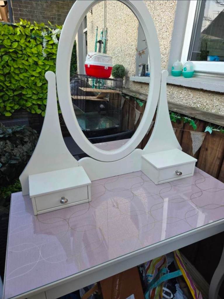 Free ikea make up table NOW PENDING COLLECTION 