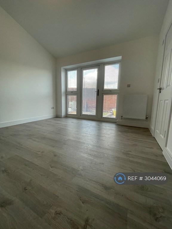 Studio flat in Mitchell Road, London, N13 (#3044069)