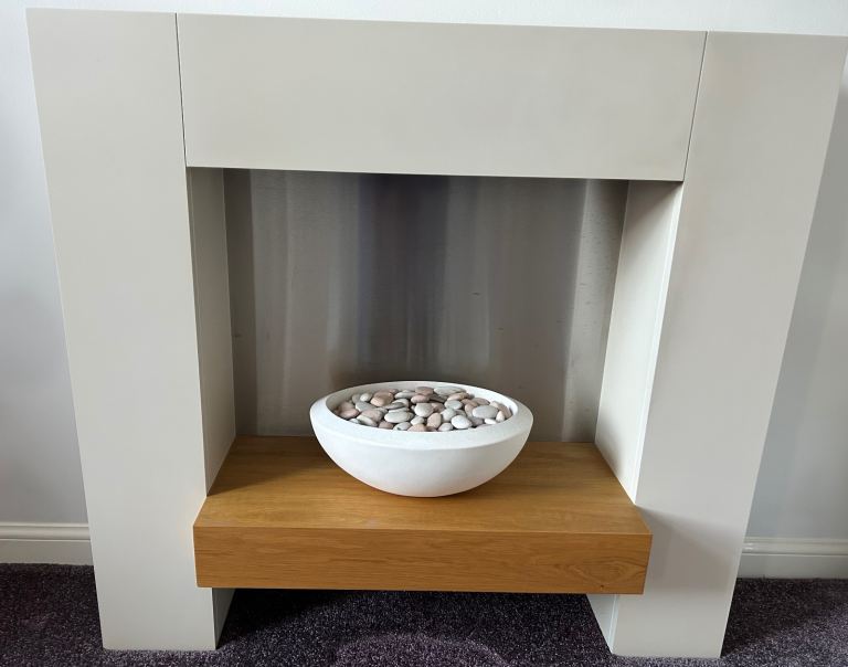 Modern Fireplace with Integrated Electric Fire – Good Condition