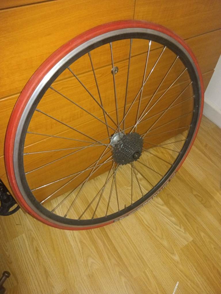 Bike wheel with turbo trainer tyre and cassette – reasonable condition