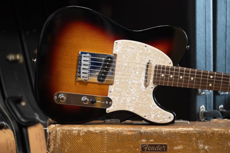 2025 Fender Player 2 Modified Telecaster in 3 Tone Sunburst 