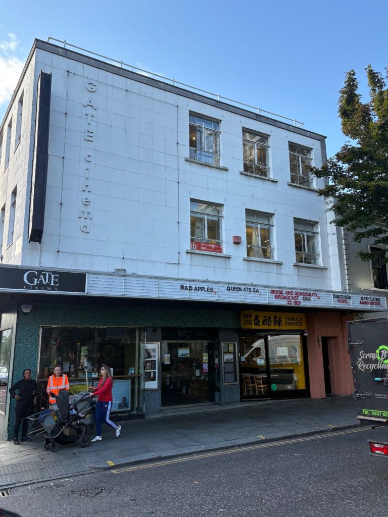 Notting Hill smart desks to rent 2-10 spaces possible, conference room, terrace, close to tube.