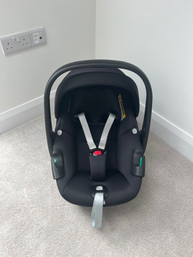 Maxi Cosi Pebble 360 Car Seat + Familyfix 360 Base Bundle, Essential Black