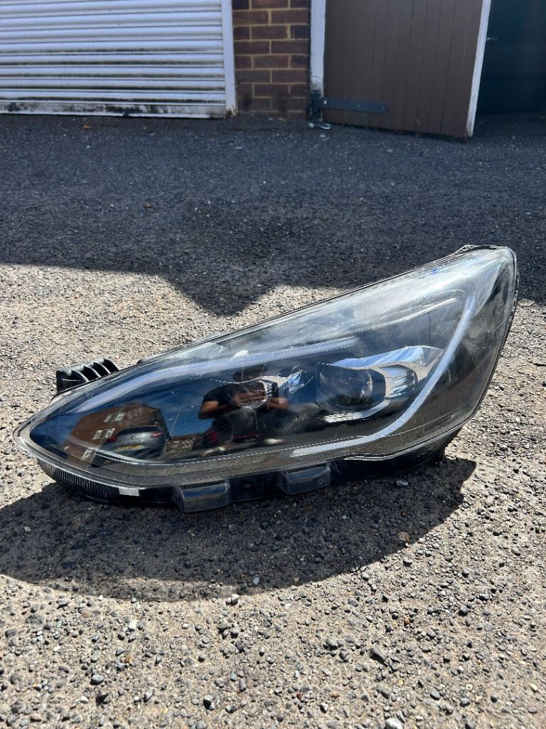 Ford Focus ST headlight Passenger