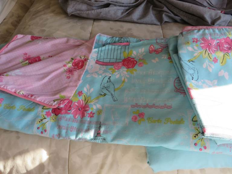 Single duvet cover fitted sheet and pillowcases only used in the caravan