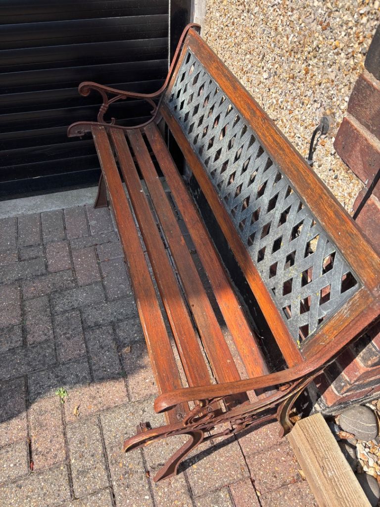 Garden Bench free free for  pick up 