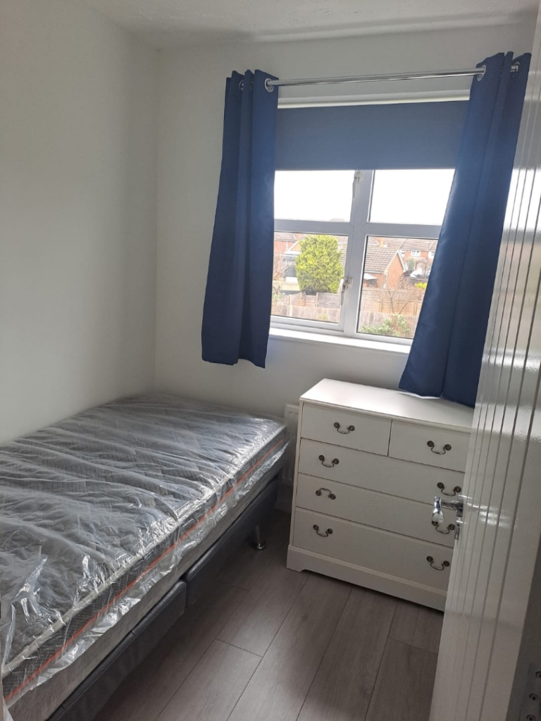 Spacious and Cosy Single Room for Rent in - RH10 7NY