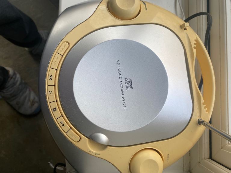 Phillips portable radio/ CD player AZ195S