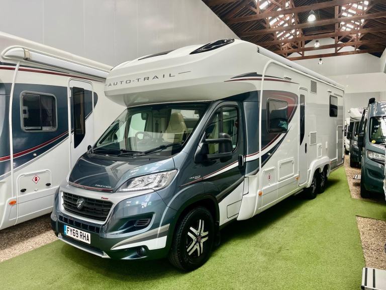 AUTOTRAIL COMANCHE HB / ISLAND BED / TAG AXLE / GARAGE / 8,622 MILES / MOTORHOME