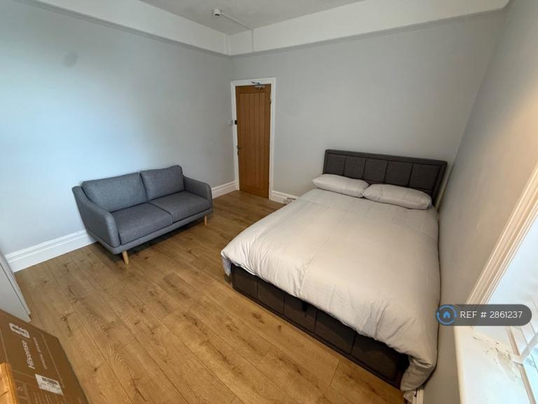 1 bedroom in Surbiton, Surrey, KT6 (#2861237)
