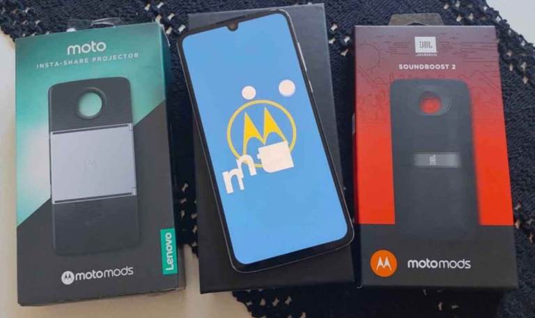 Motorola Moto z4 + projector mod + jbl speaker mod