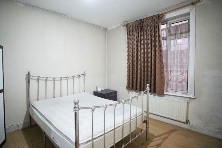 Impressive 5-bedroom semi-detached house available to rent in Harrow, HA1