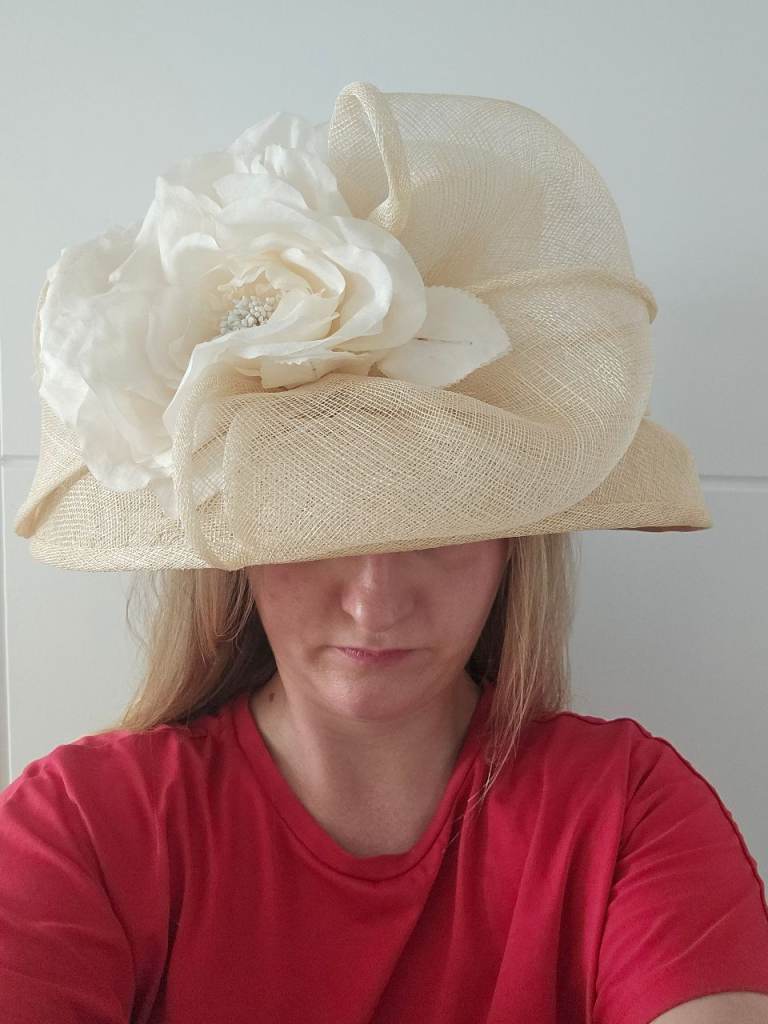 Mother of bride début hat with box