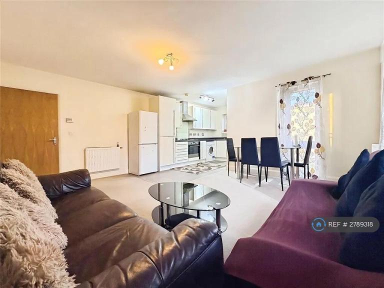 2 bedroom flat in Inverness Road, Hounslow, TW3 (2 bed) (#2789318)