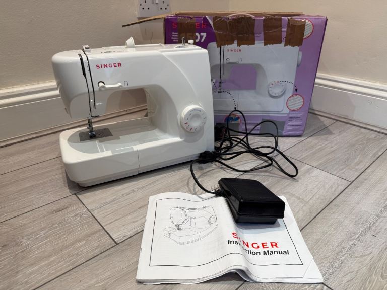 1507 Singer sewing machine 