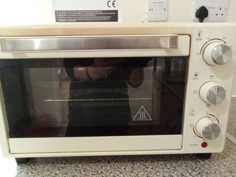 Compact Cream Mini Oven - Good Condition