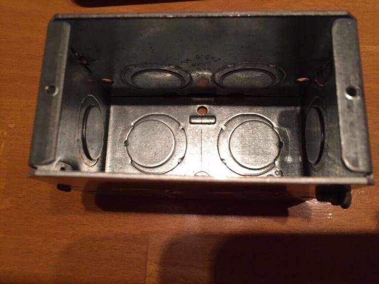 Lutron Grafik Eye back box ( 2 )