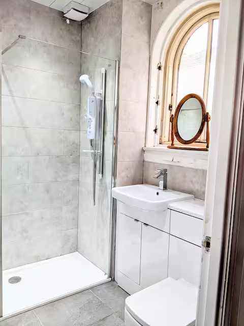 Studio - off Perth Road 7 mins to the centre