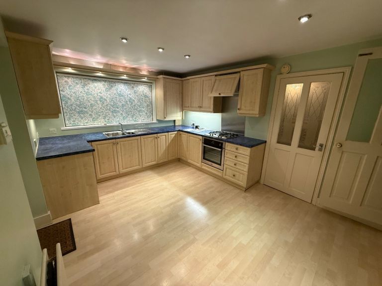 3 bed detached house for rent BD13