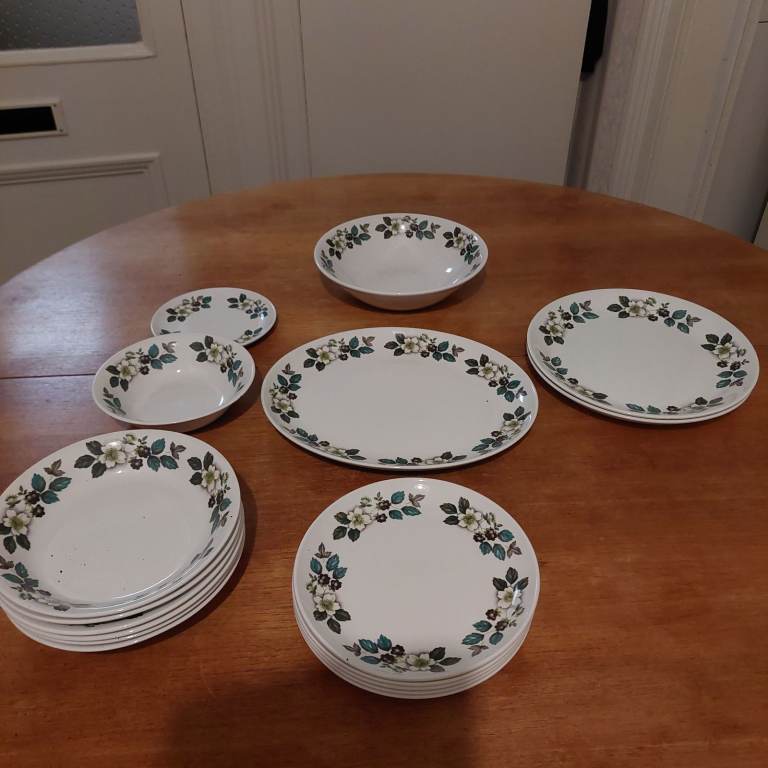 2 Dinner Sets and some dinner plates - exvellent condition