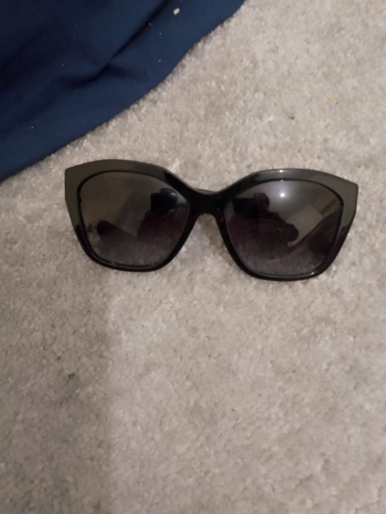 Burberry ladies sun glasses 