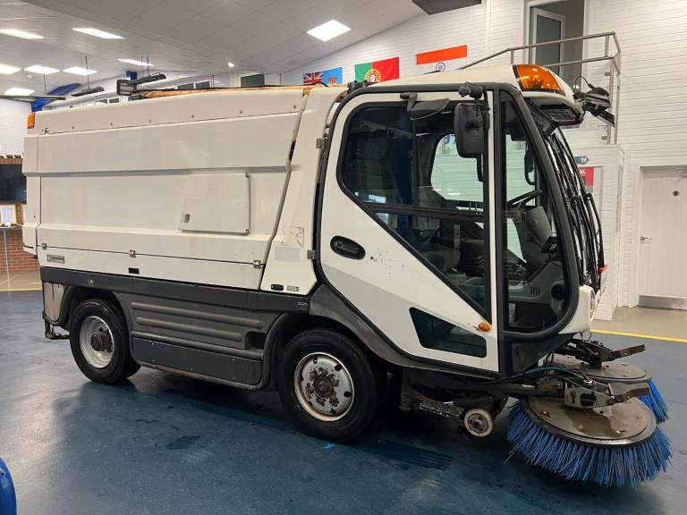 2015 JOHNSTON SWEEPERS CX400 4X2 7.5 TON DIESEL AUTO SWEEPER  Diesel Automatic