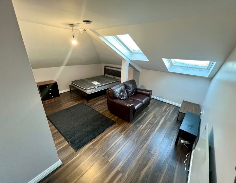 Extra Large Double Ensuite Room in Shared House – BD7, Close to Uni