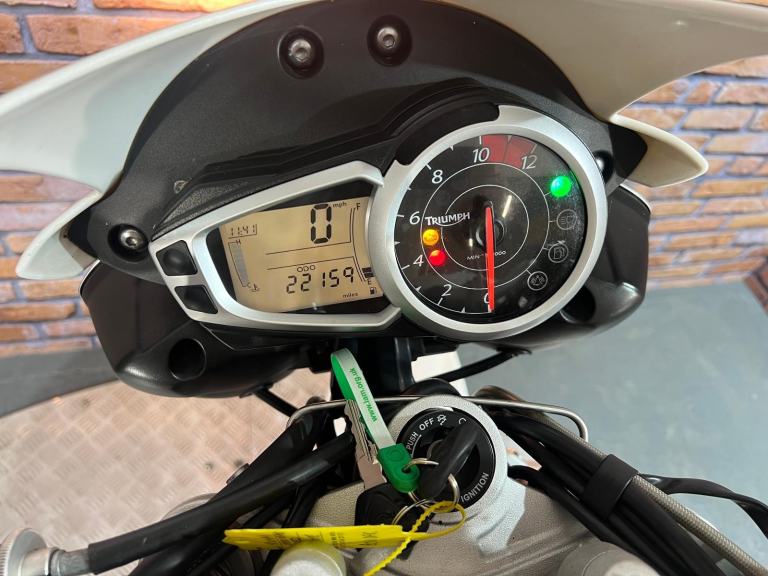 Triumph Speed Triple 1050 - EXCELLENT CONDITION - NATIONWIDE DELIVERY 