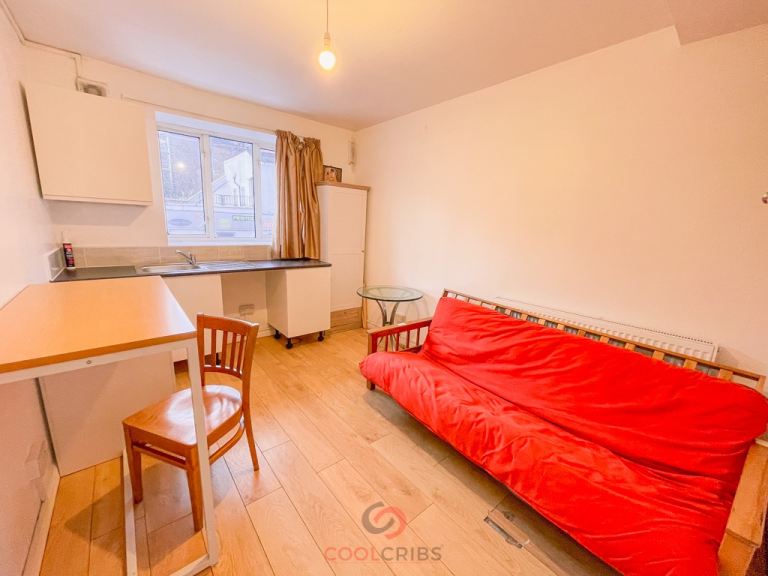 Large Bedsit Holloway Road, Islington, London, N7 - Ref: 625