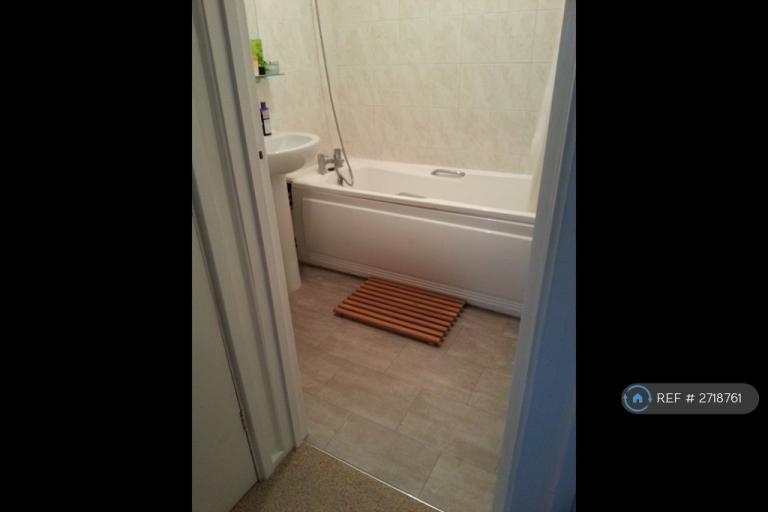 1 bedroom flat in Clay Hill, Milton Keynes, MK8 (1 bed) (#2718761)